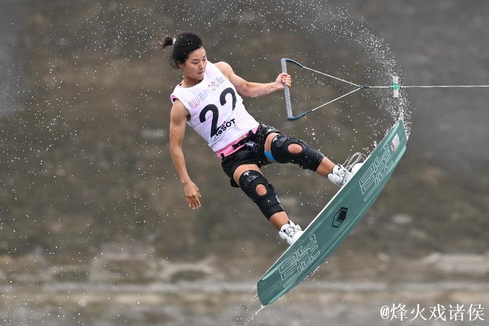 成都世运会：徐露开幕式点火后摘金，雨中绽放辉煌